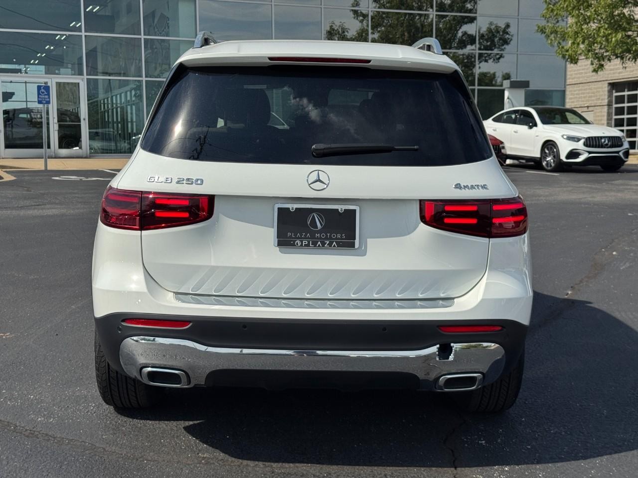 Mercedes-Benz GLB Vehicle Full-screen Gallery Image 4