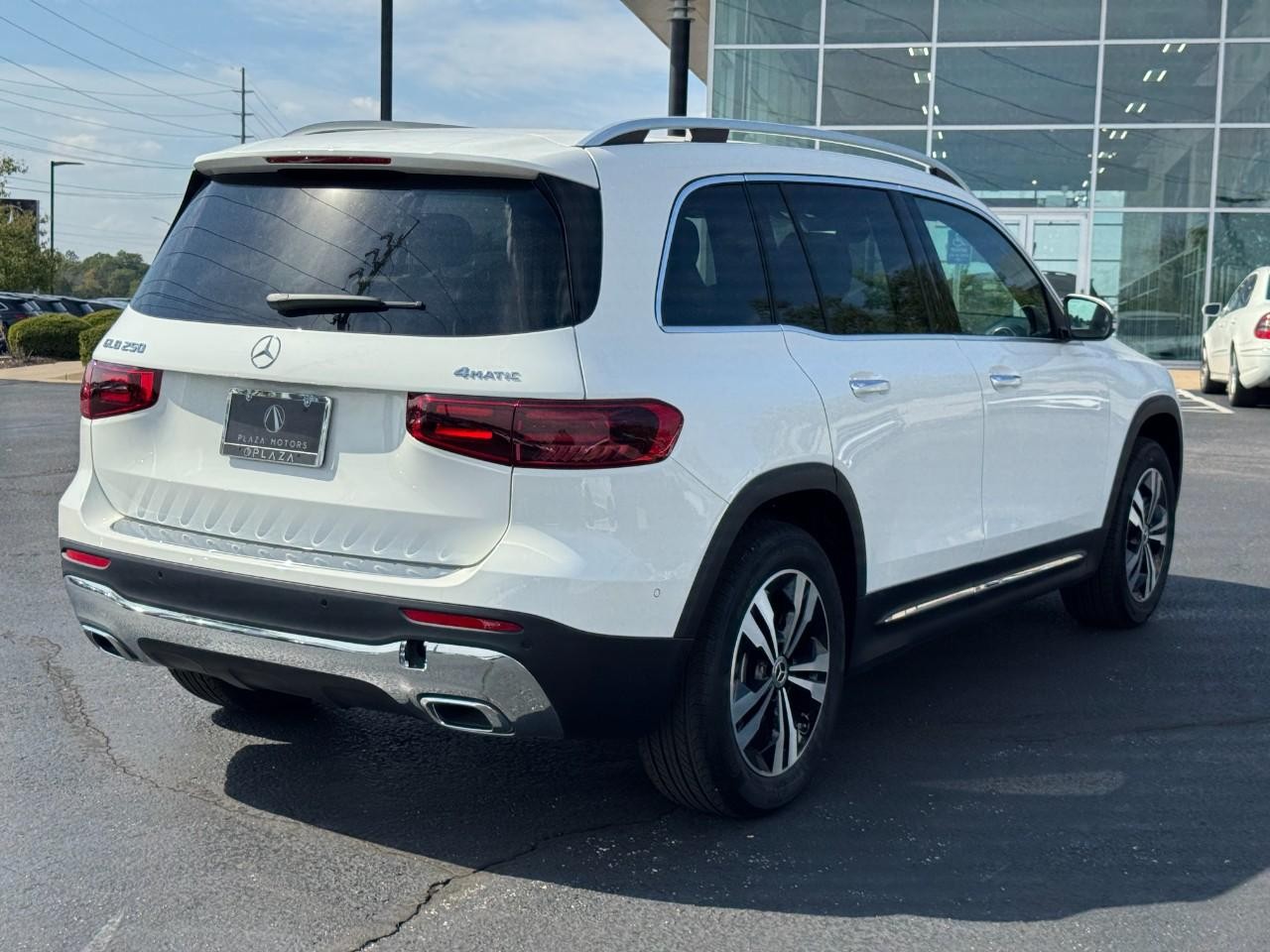 Mercedes-Benz GLB Vehicle Full-screen Gallery Image 5