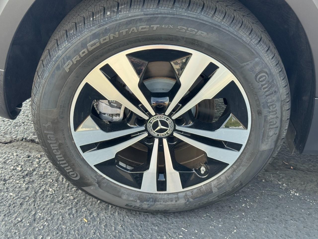 Mercedes-Benz GLB Vehicle Full-screen Gallery Image 6