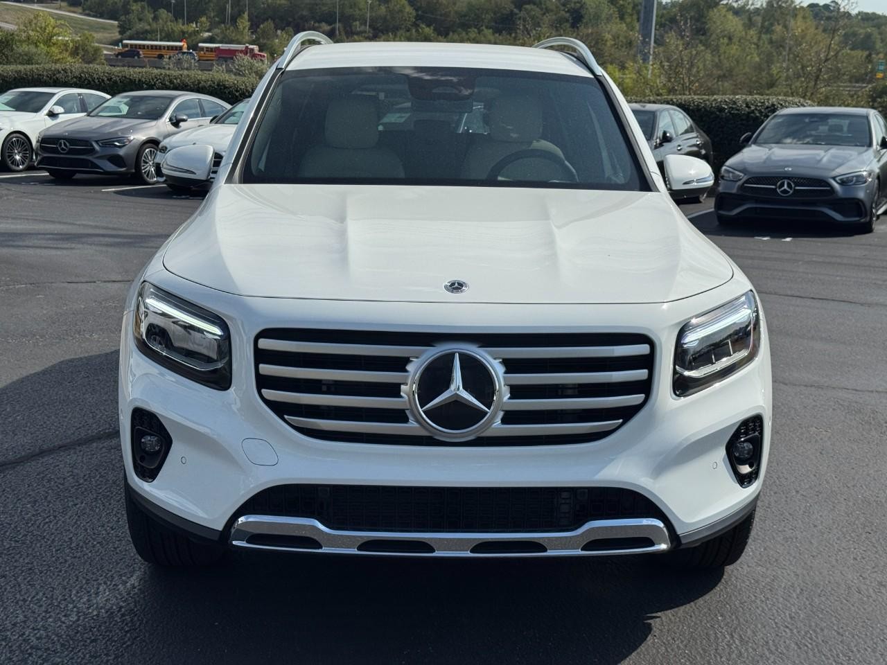 Mercedes-Benz GLB Vehicle Full-screen Gallery Image 8