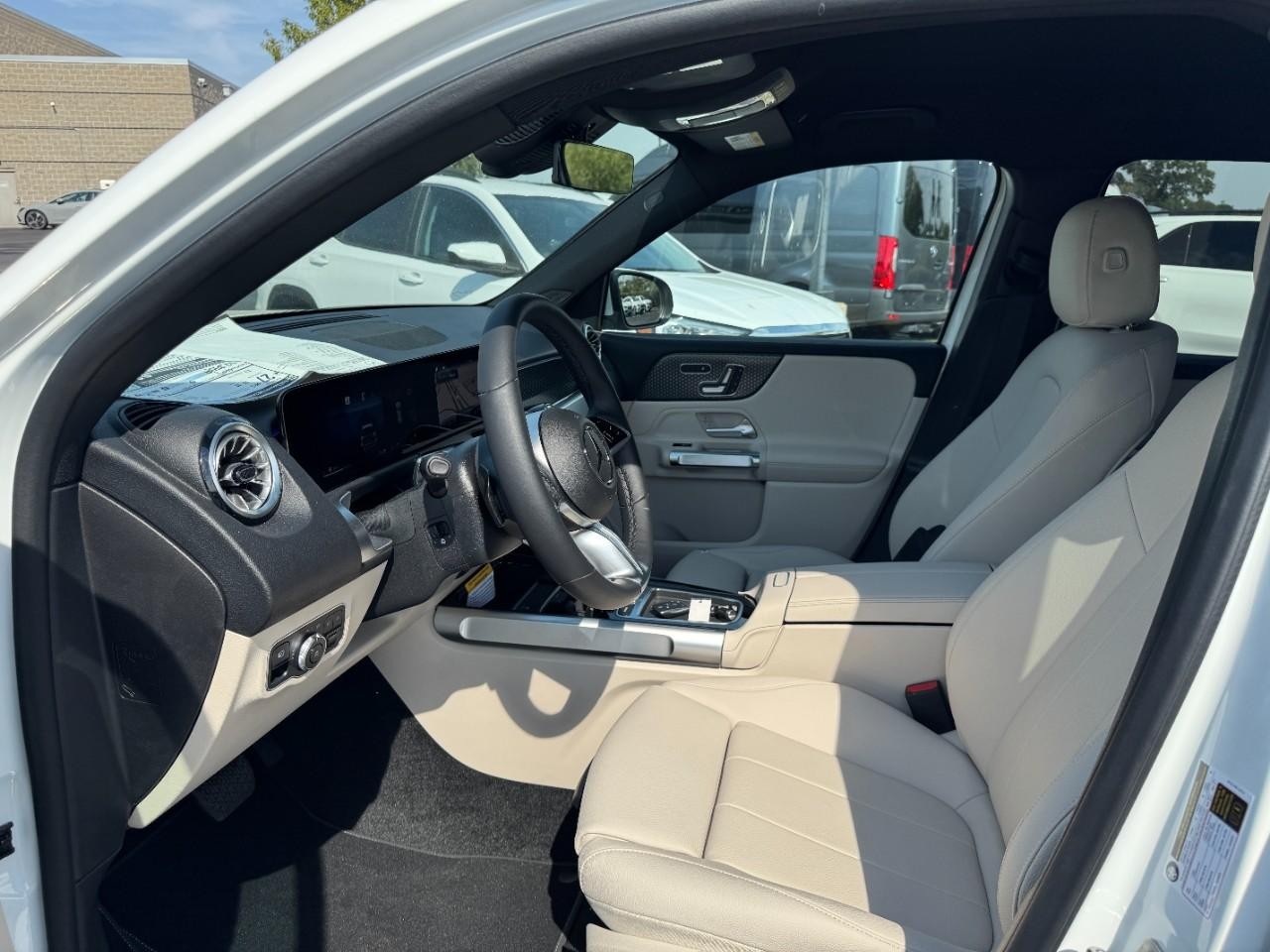 Mercedes-Benz GLB Vehicle Full-screen Gallery Image 9