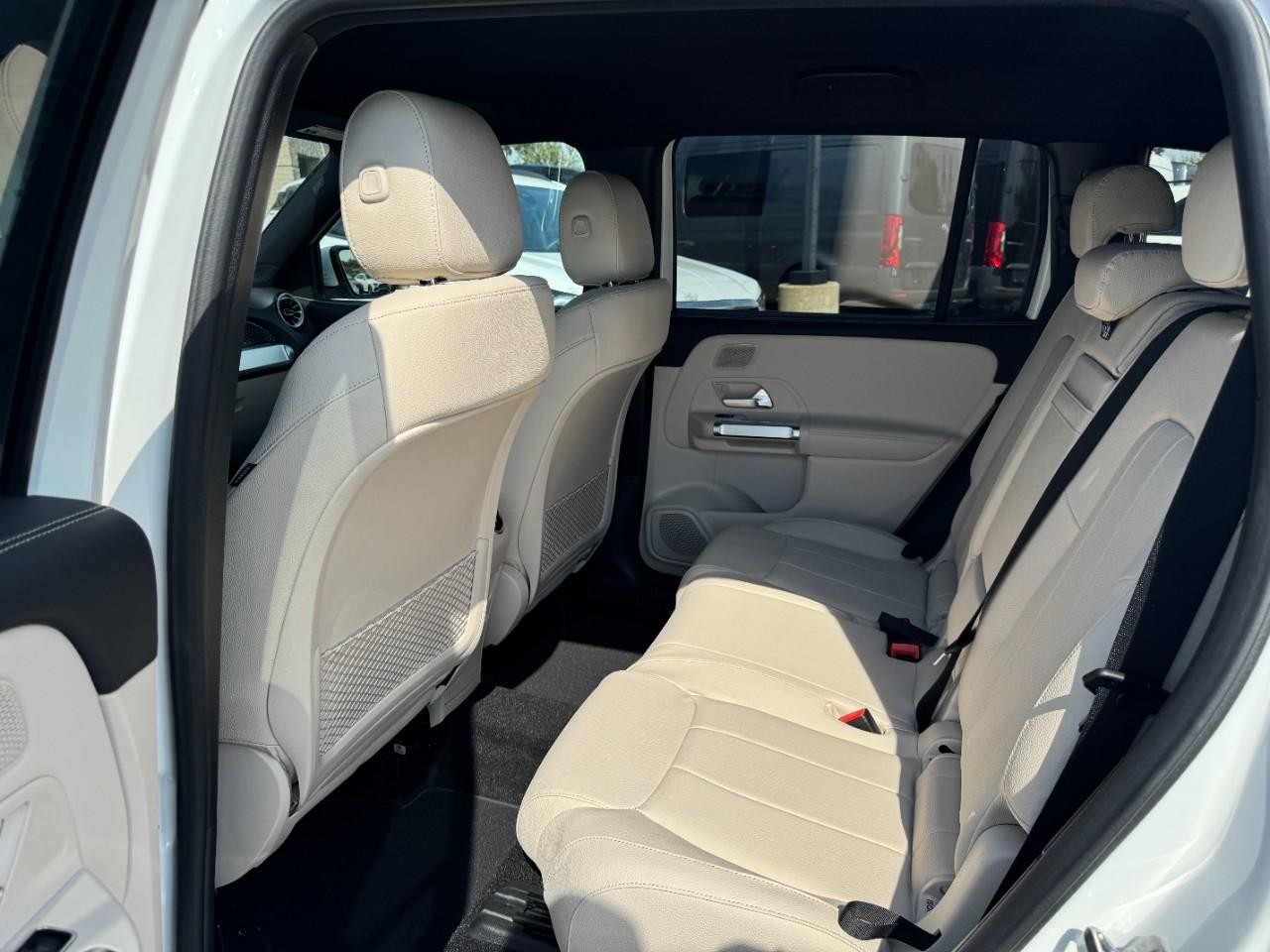 Mercedes-Benz GLB Vehicle Full-screen Gallery Image 10