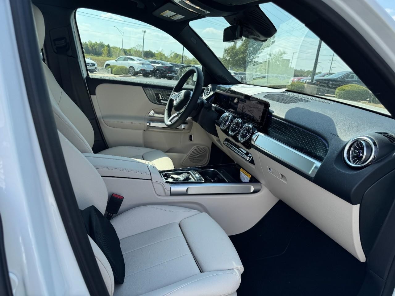 Mercedes-Benz GLB Vehicle Full-screen Gallery Image 11