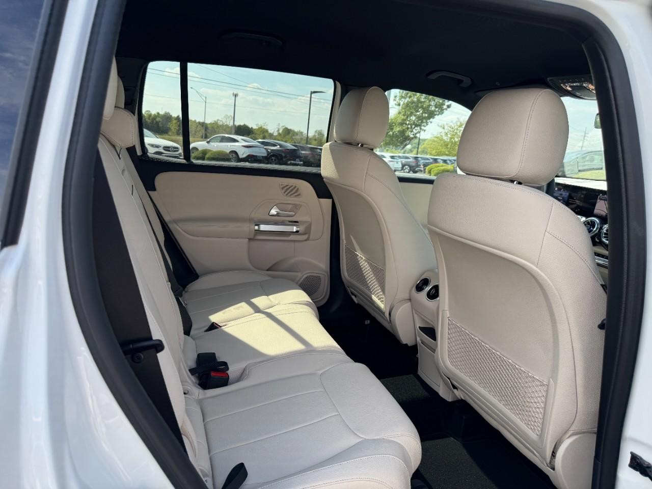 Mercedes-Benz GLB Vehicle Full-screen Gallery Image 12