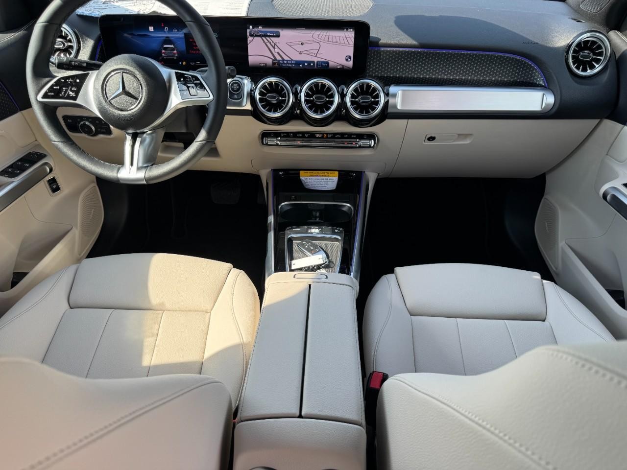 Mercedes-Benz GLB Vehicle Full-screen Gallery Image 13