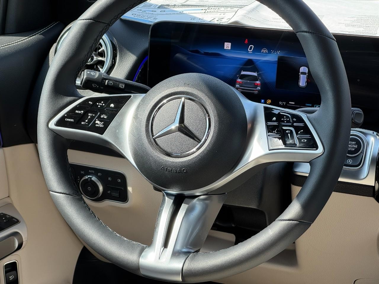 Mercedes-Benz GLB Vehicle Full-screen Gallery Image 14