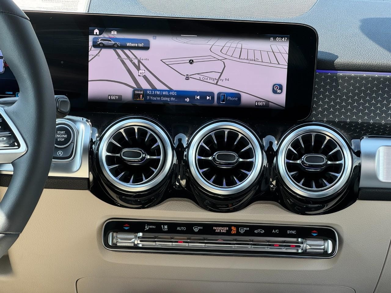 Mercedes-Benz GLB Vehicle Full-screen Gallery Image 15