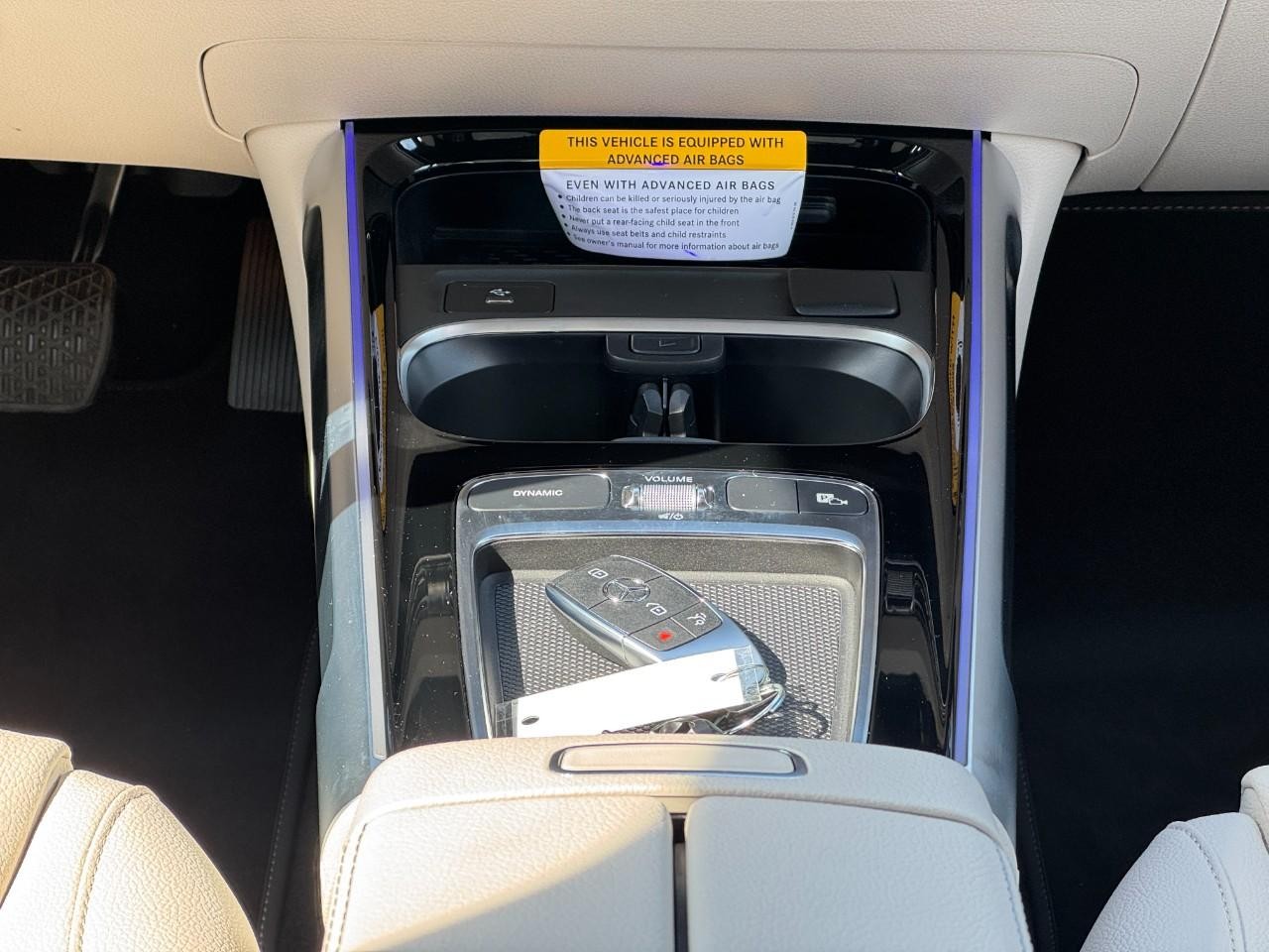 Mercedes-Benz GLB Vehicle Full-screen Gallery Image 16