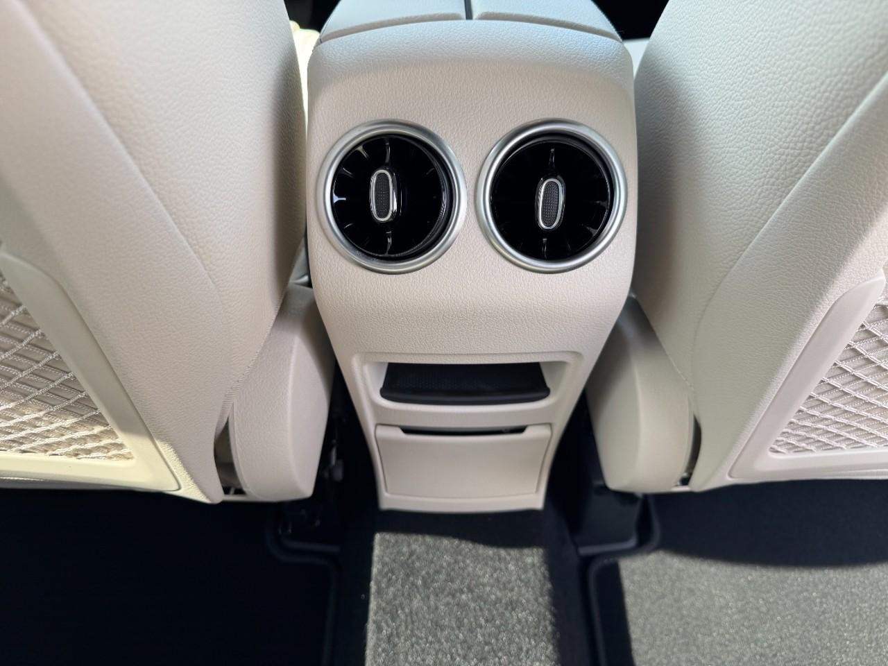 Mercedes-Benz GLB Vehicle Full-screen Gallery Image 18