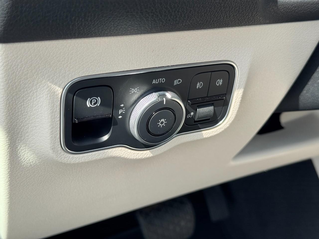 Mercedes-Benz GLB Vehicle Full-screen Gallery Image 19