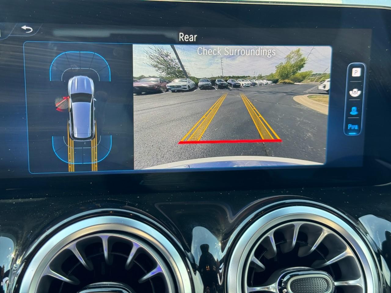 Mercedes-Benz GLB Vehicle Full-screen Gallery Image 24