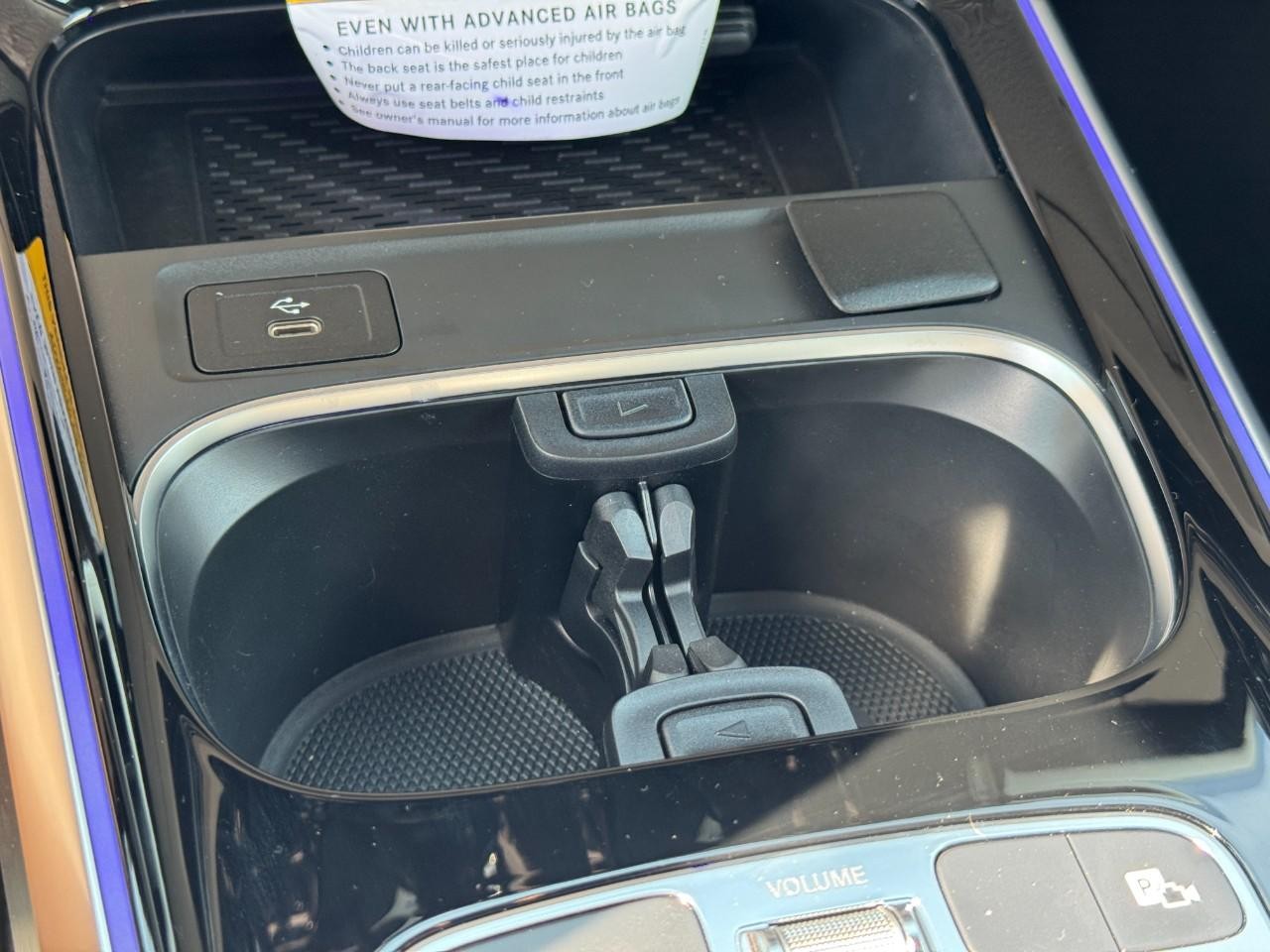 Mercedes-Benz GLB Vehicle Full-screen Gallery Image 25