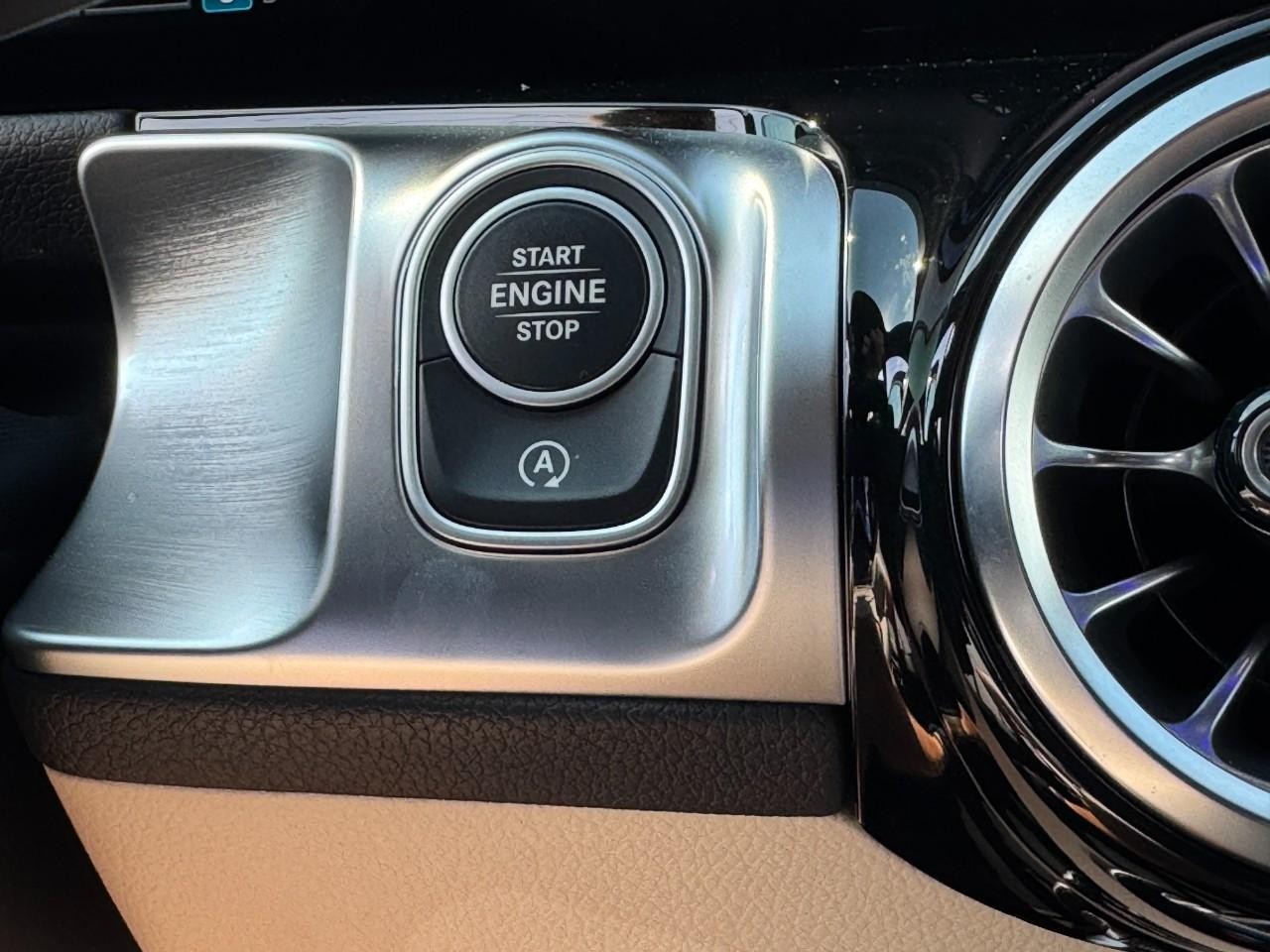 Mercedes-Benz GLB Vehicle Full-screen Gallery Image 26