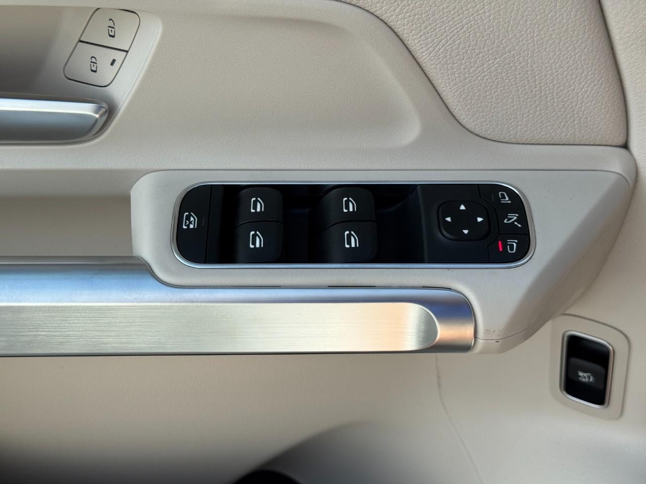 Mercedes-Benz GLB Vehicle Full-screen Gallery Image 29