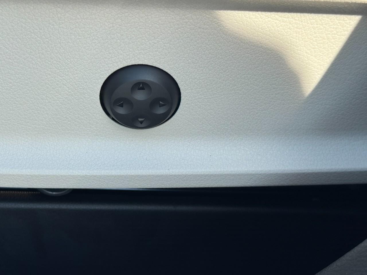 Mercedes-Benz GLB Vehicle Full-screen Gallery Image 30