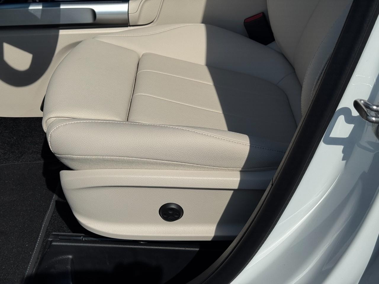 Mercedes-Benz GLB Vehicle Full-screen Gallery Image 31