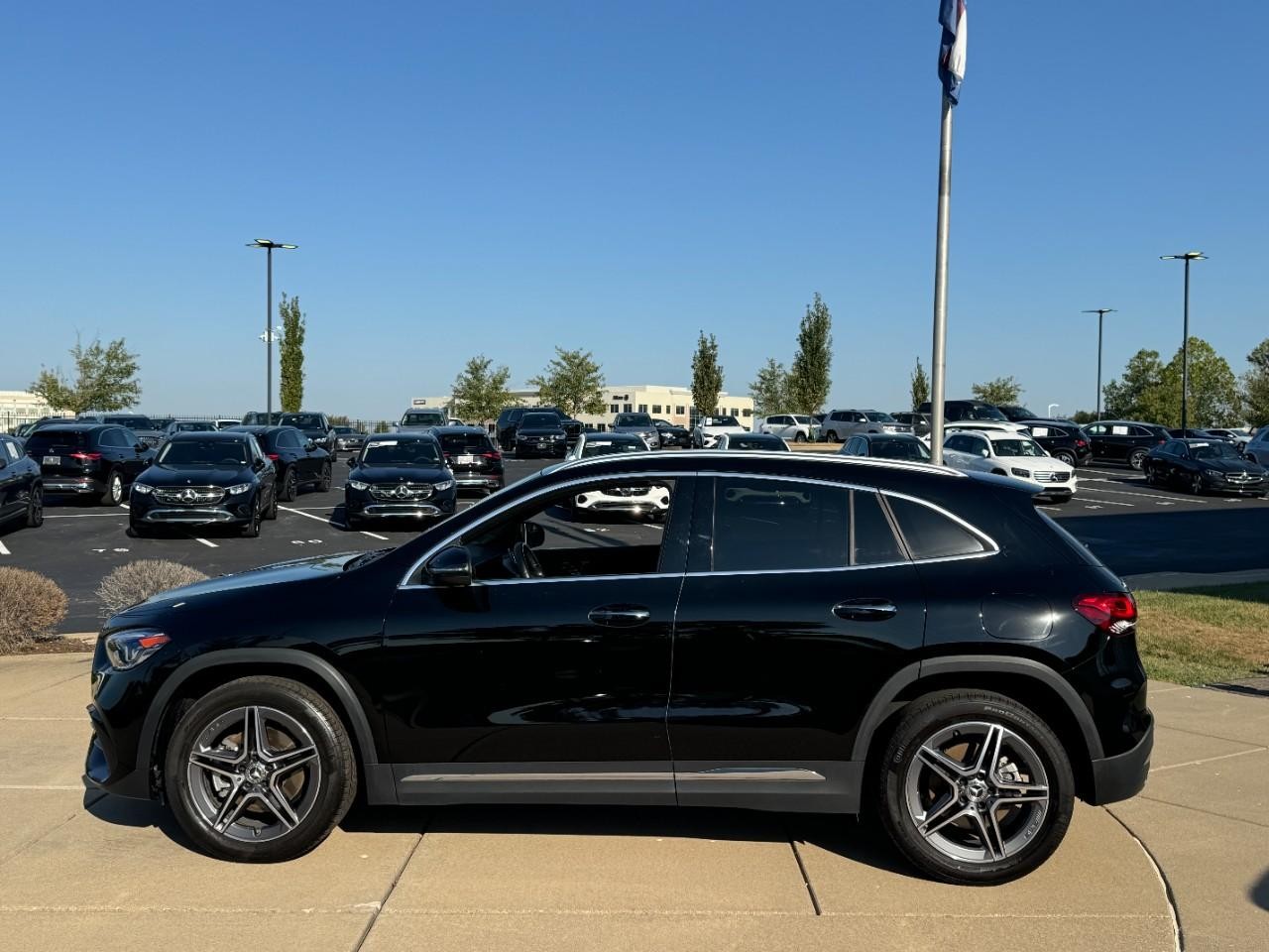 Mercedes-Benz GLA Vehicle Full-screen Gallery Image 2