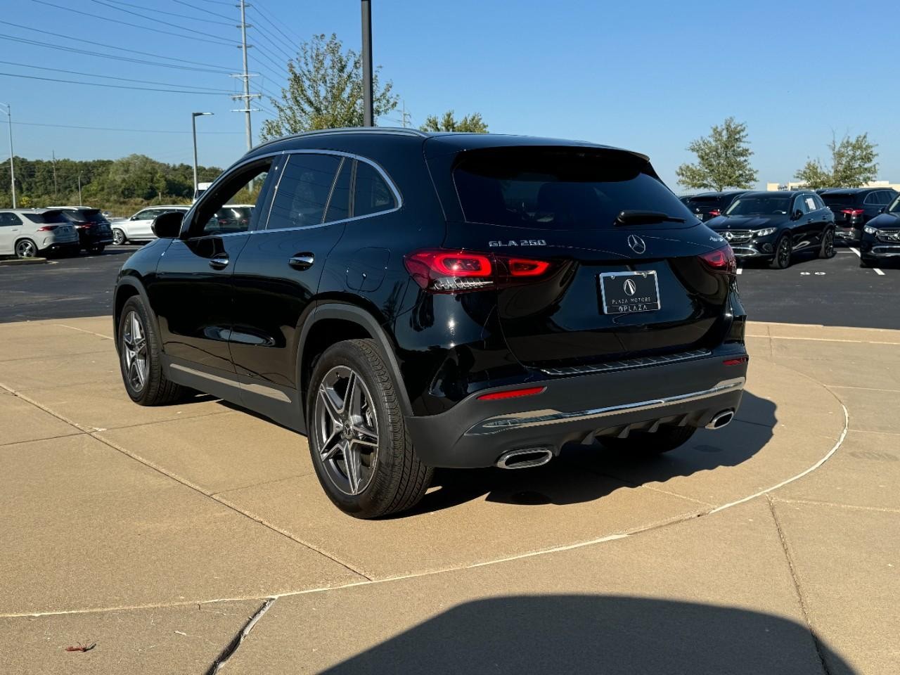 Mercedes-Benz GLA Vehicle Full-screen Gallery Image 3