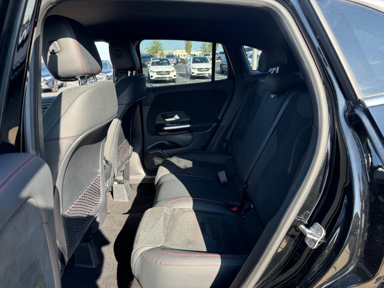 Mercedes-Benz GLA Vehicle Full-screen Gallery Image 8