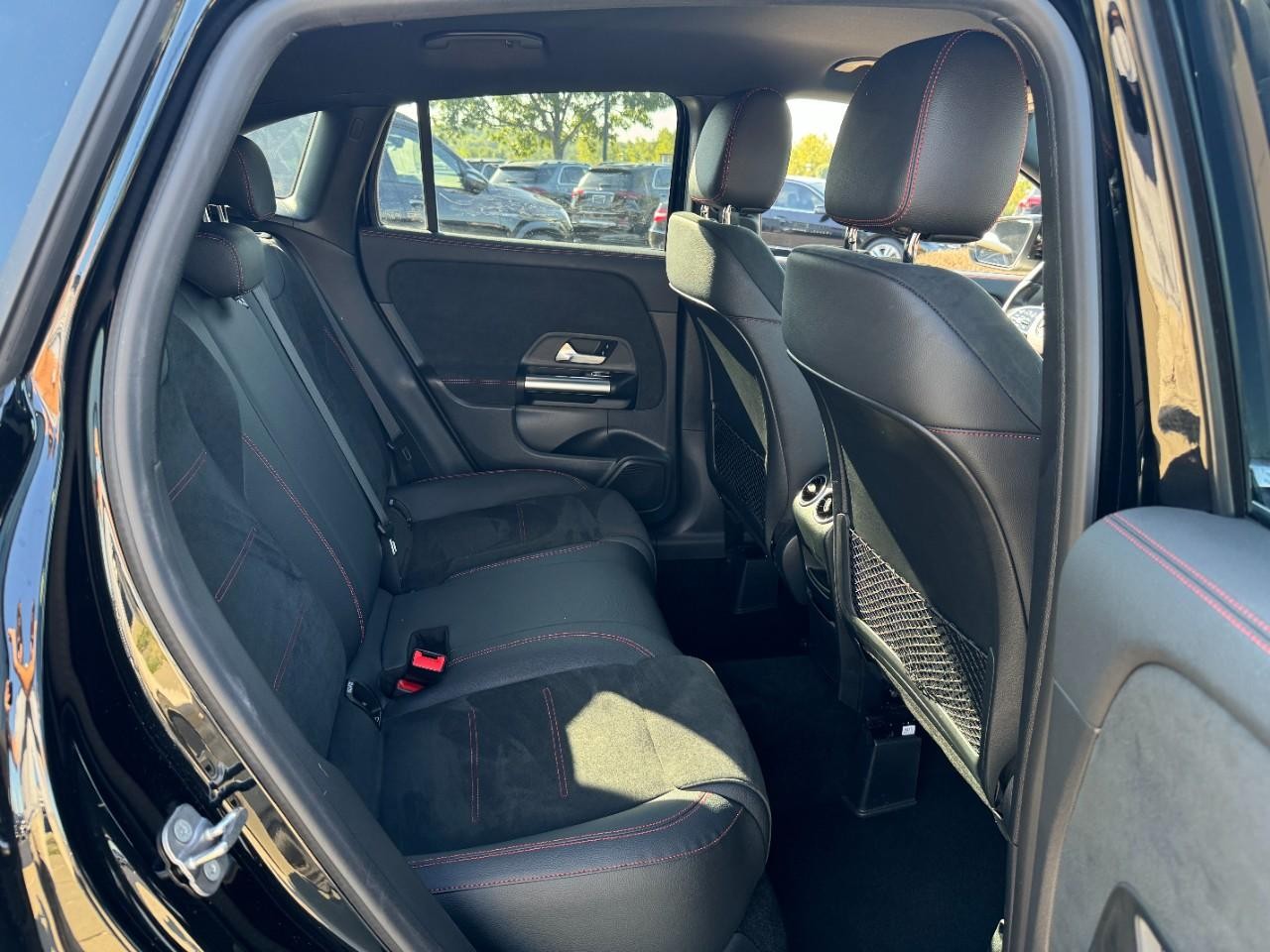 Mercedes-Benz GLA Vehicle Full-screen Gallery Image 10