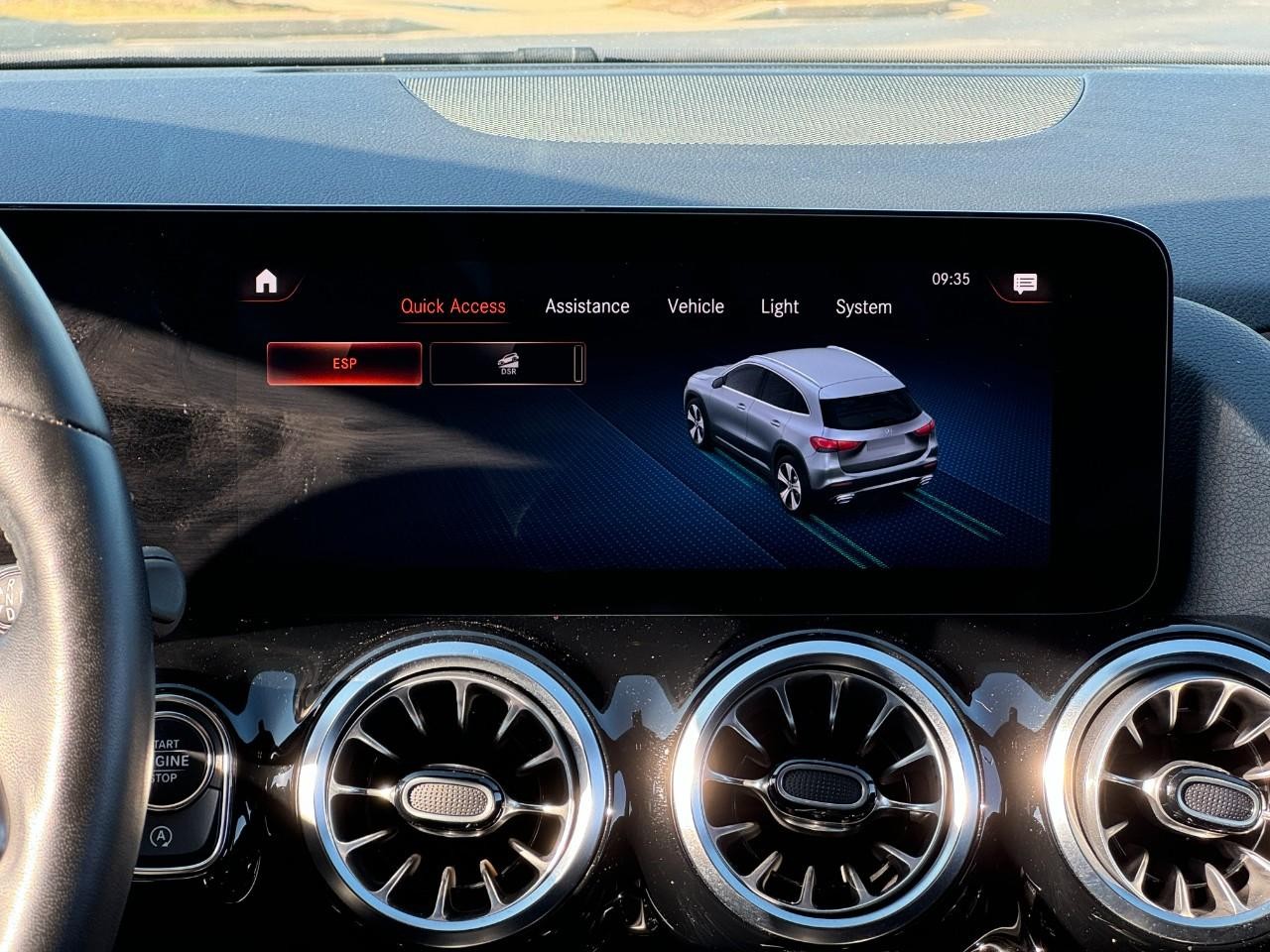 Mercedes-Benz GLA Vehicle Full-screen Gallery Image 13