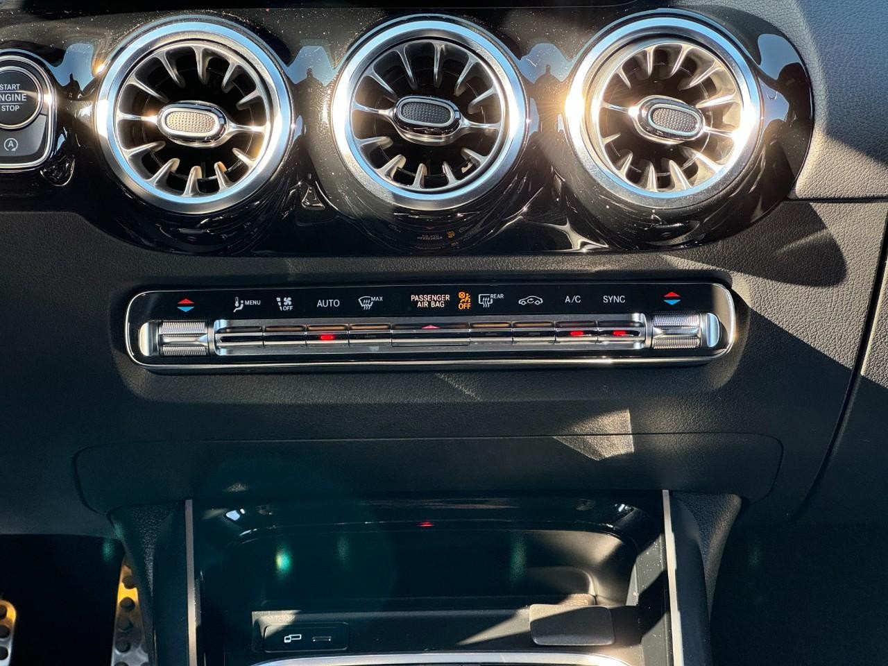 Mercedes-Benz GLA Vehicle Full-screen Gallery Image 14