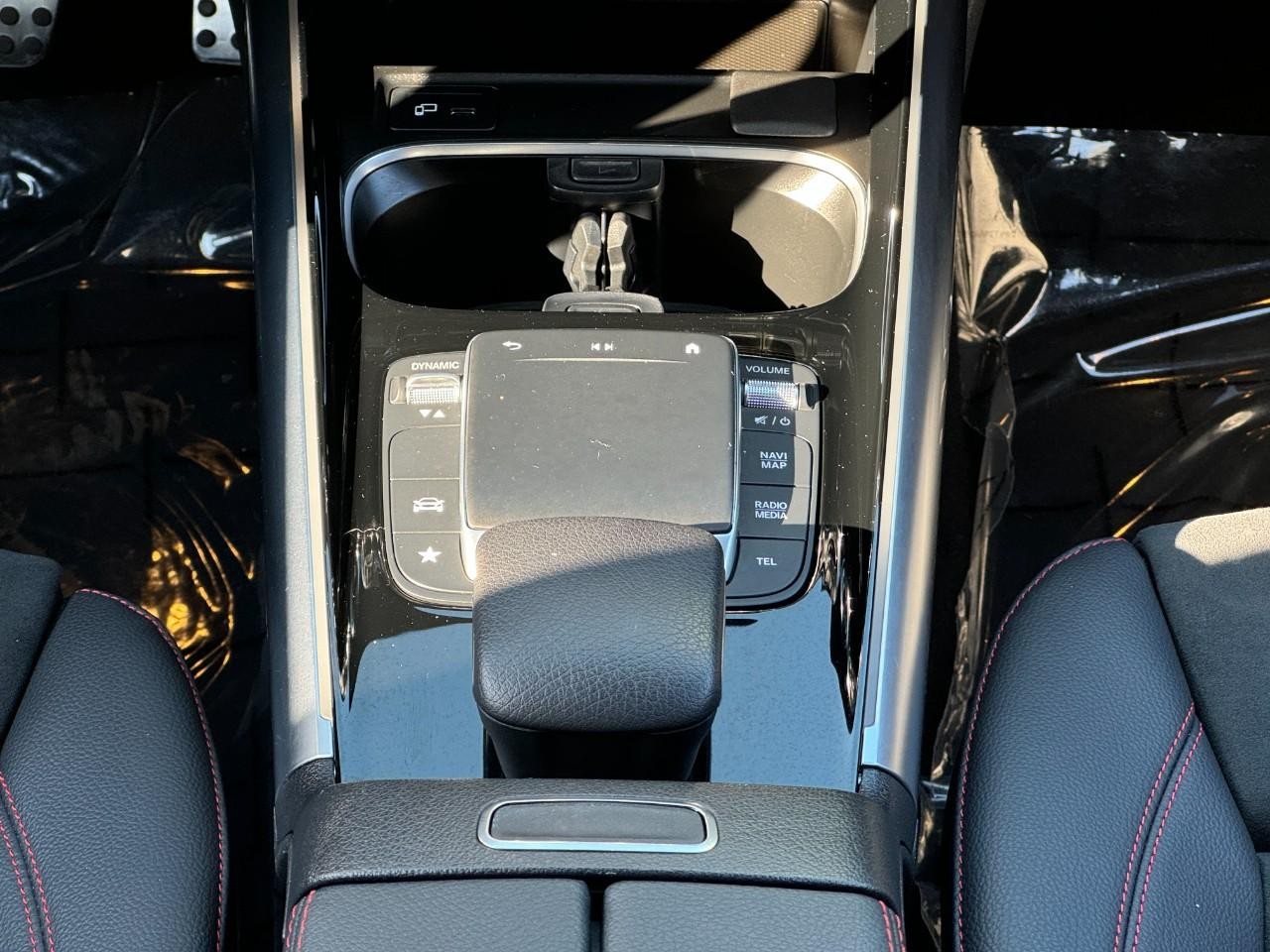 Mercedes-Benz GLA Vehicle Full-screen Gallery Image 15