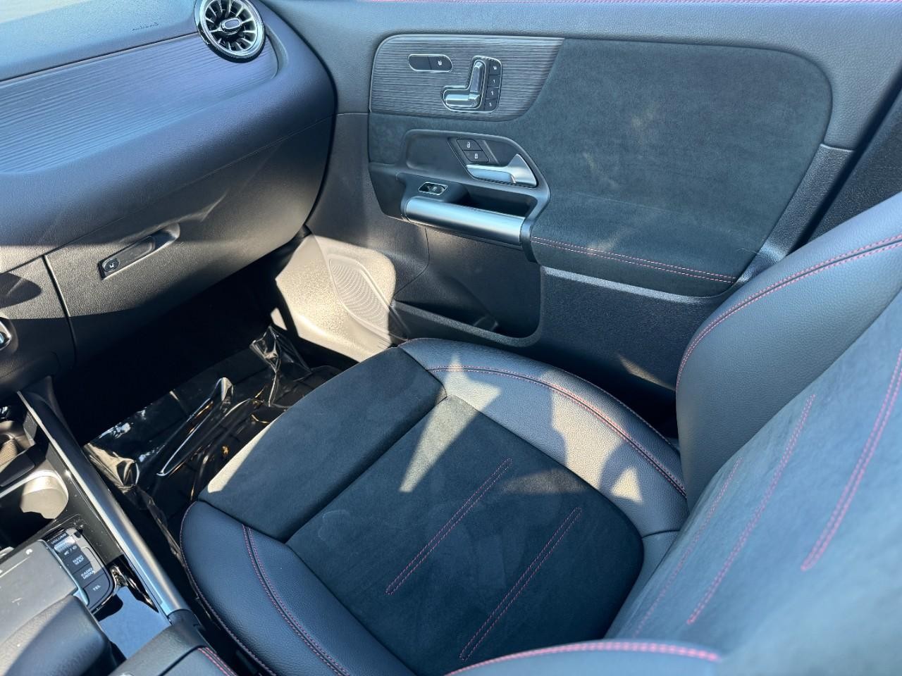 Mercedes-Benz GLA Vehicle Full-screen Gallery Image 16