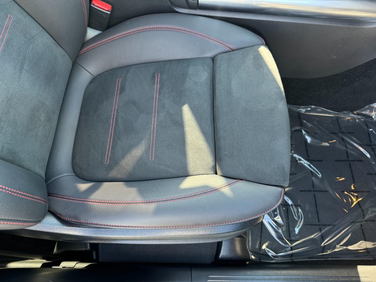 Mercedes-Benz GLA Vehicle Full-screen Gallery Image 18