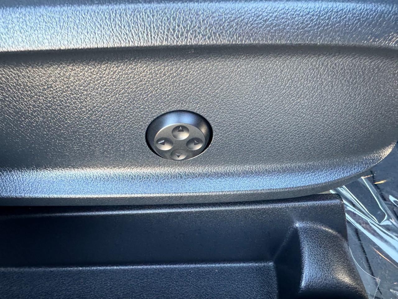 Mercedes-Benz GLA Vehicle Full-screen Gallery Image 19