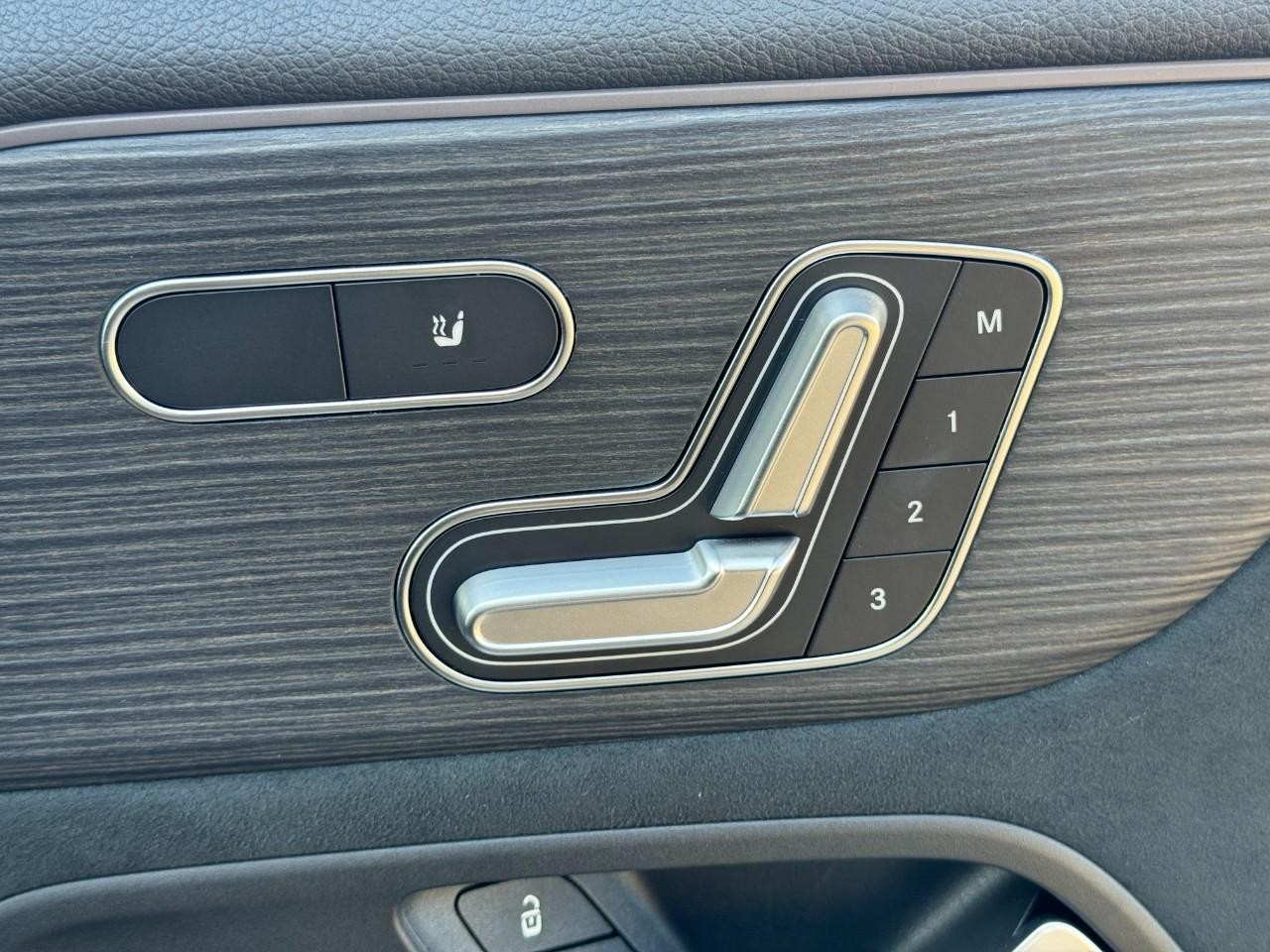 Mercedes-Benz GLA Vehicle Full-screen Gallery Image 20