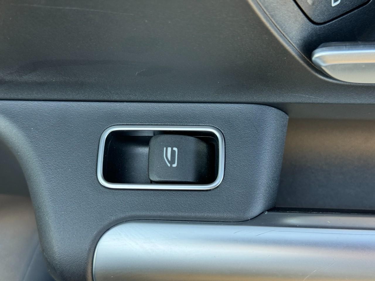 Mercedes-Benz GLA Vehicle Full-screen Gallery Image 22