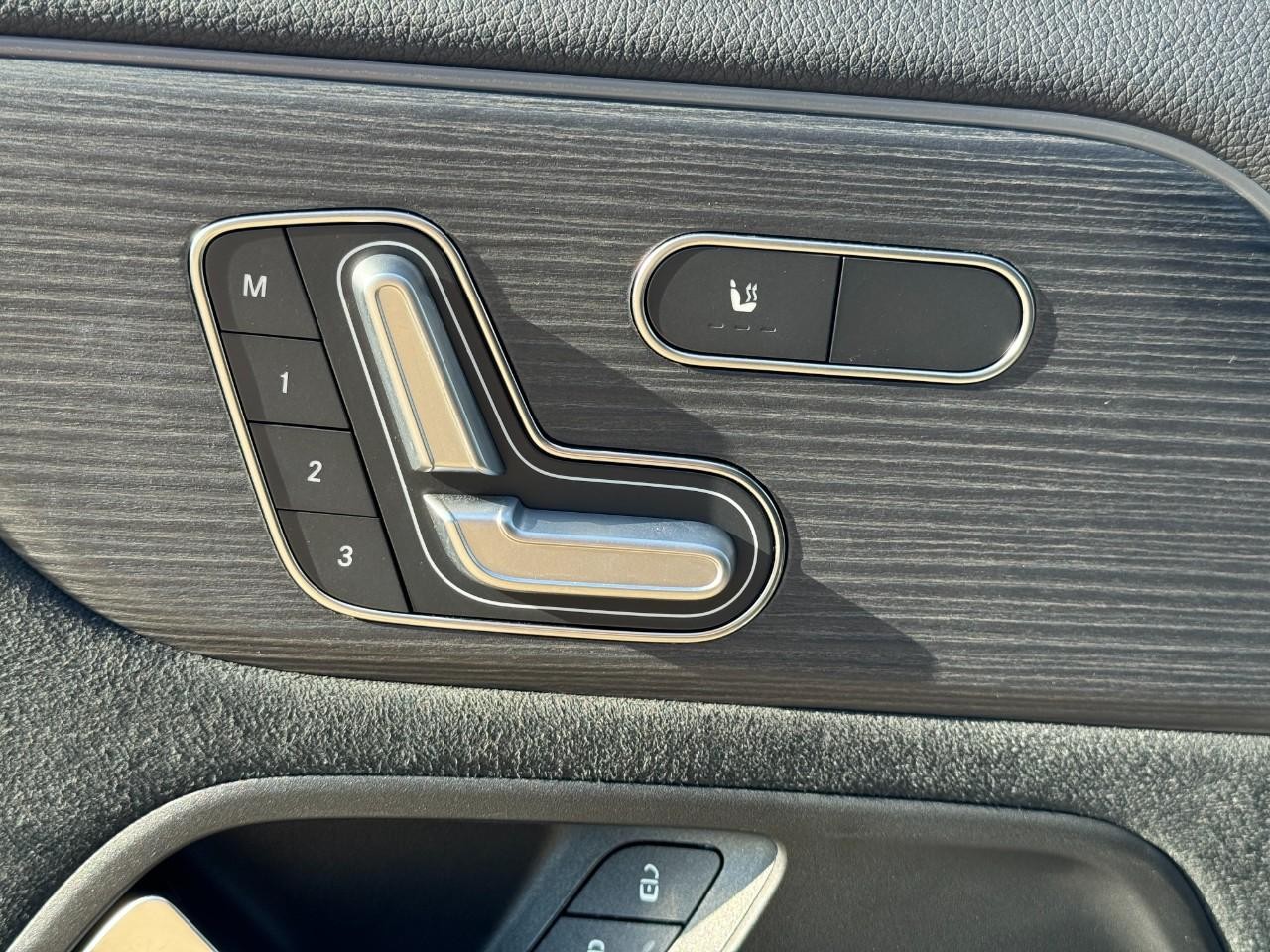 Mercedes-Benz GLA Vehicle Full-screen Gallery Image 23