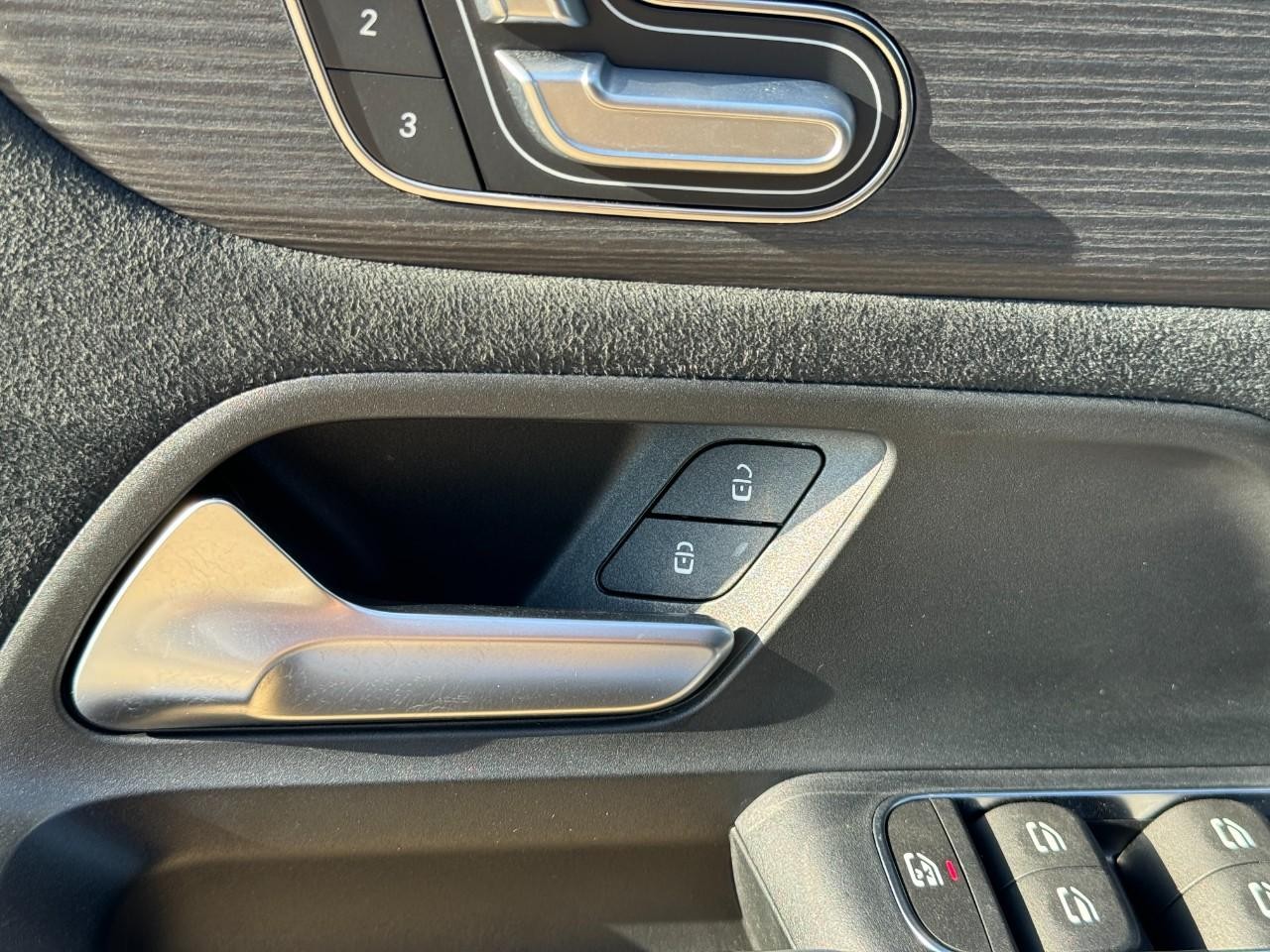 Mercedes-Benz GLA Vehicle Full-screen Gallery Image 24