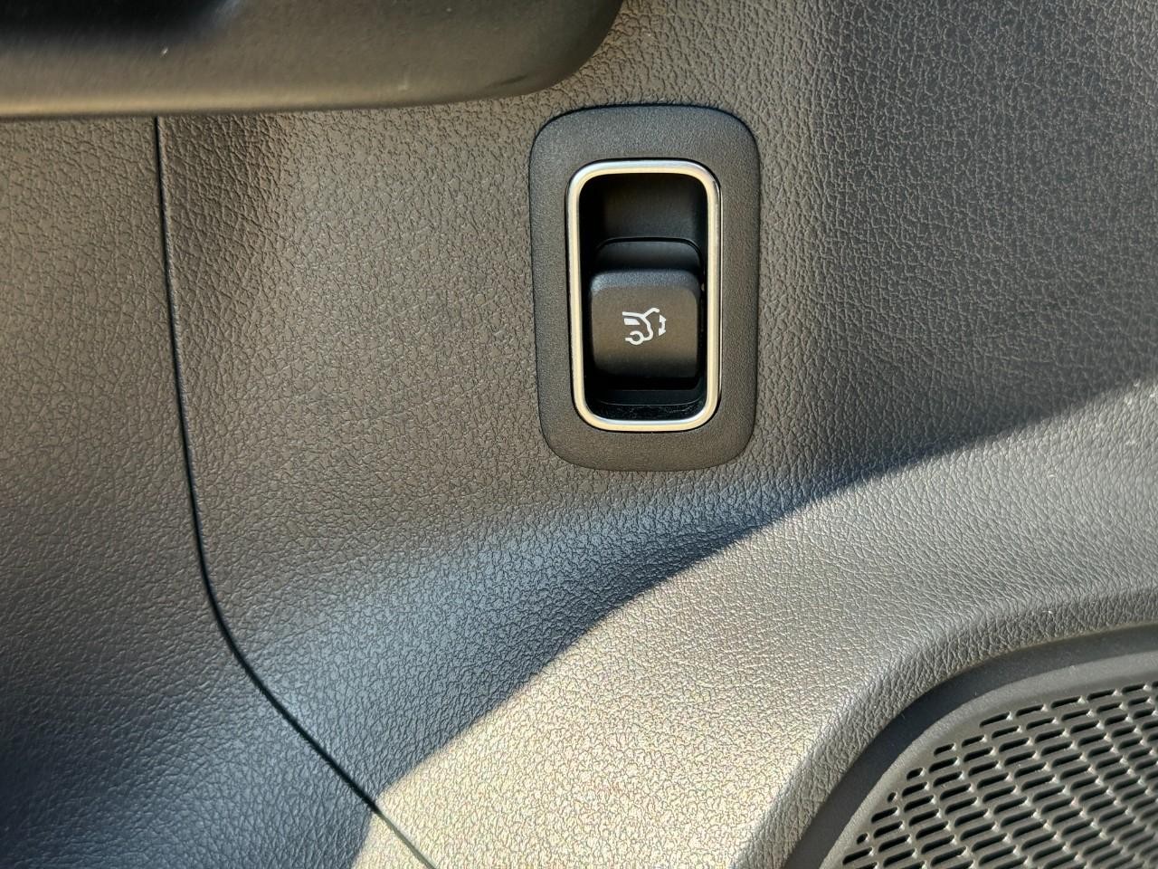 Mercedes-Benz GLA Vehicle Full-screen Gallery Image 26