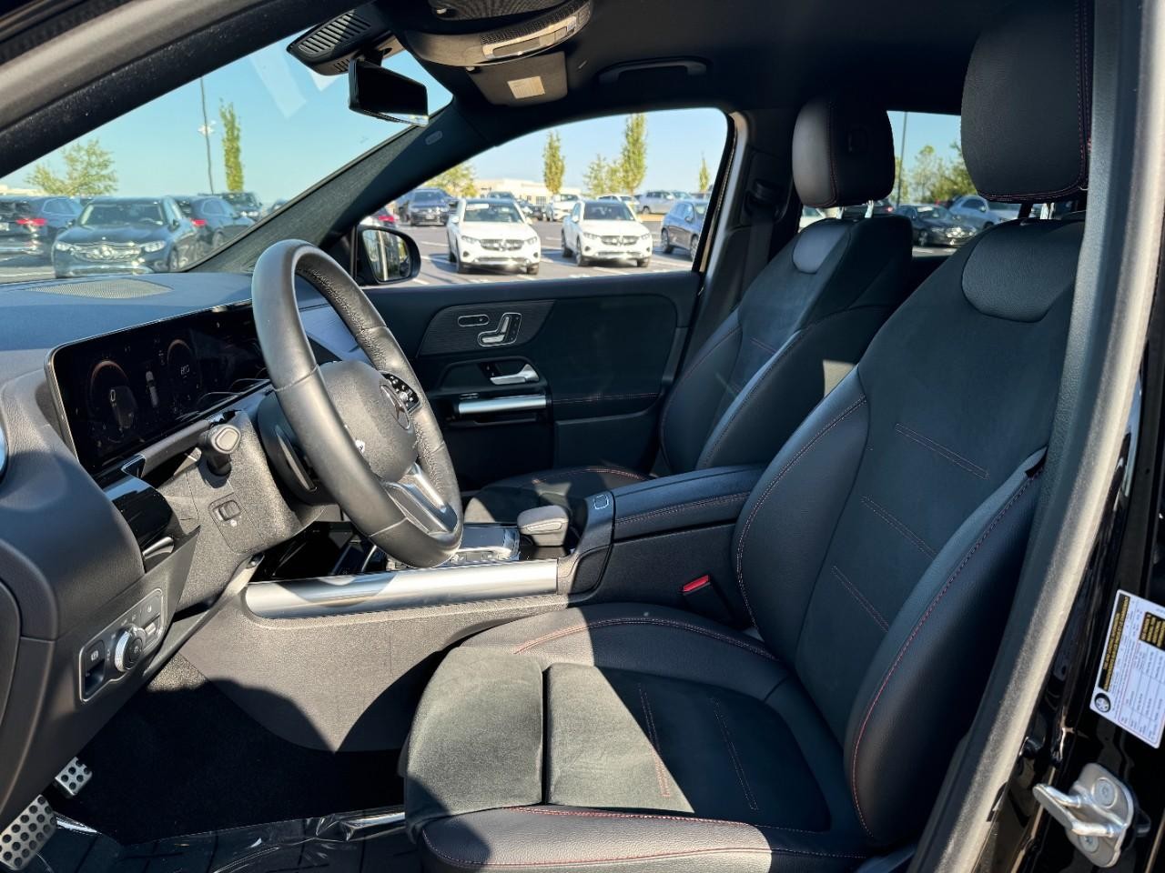 Mercedes-Benz GLA Vehicle Full-screen Gallery Image 27