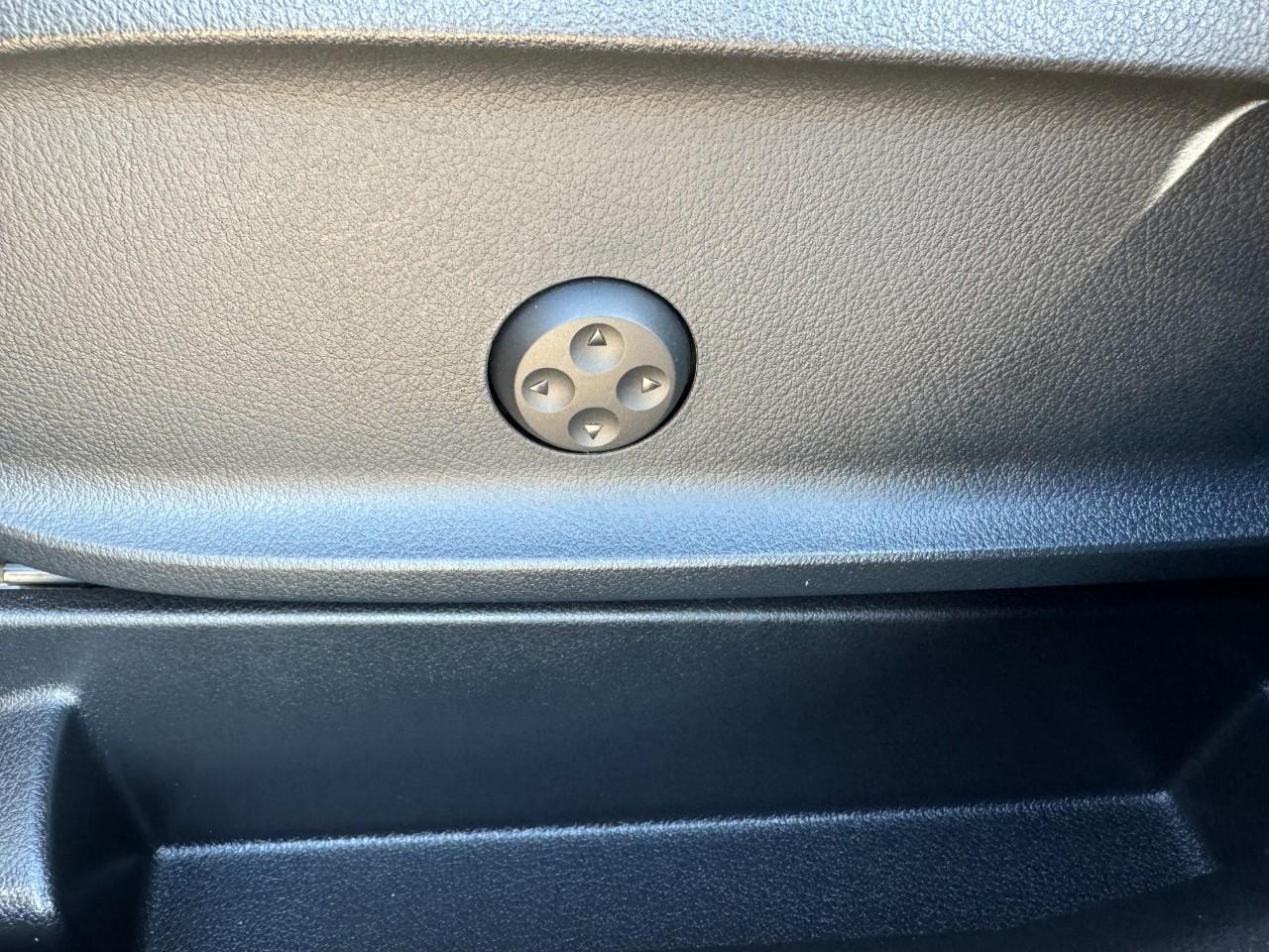 Mercedes-Benz GLA Vehicle Full-screen Gallery Image 29