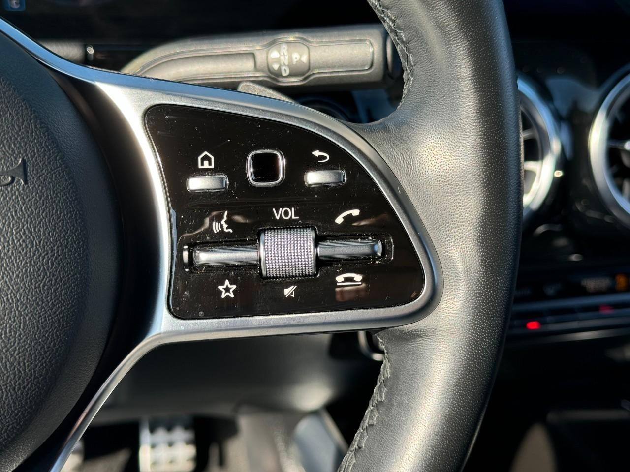 Mercedes-Benz GLA Vehicle Full-screen Gallery Image 32