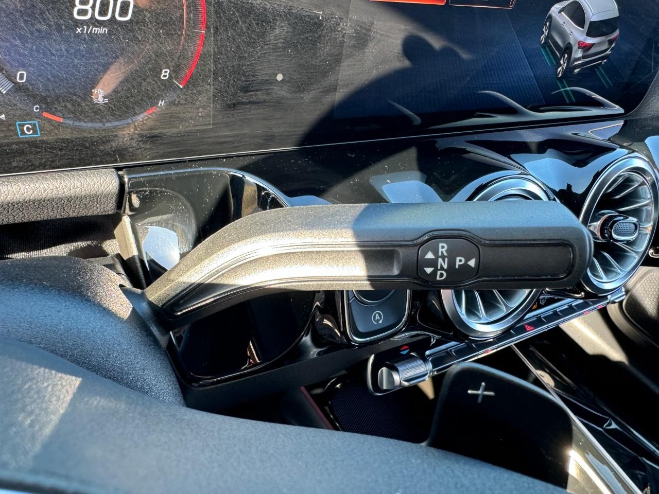 Mercedes-Benz GLA Vehicle Full-screen Gallery Image 34