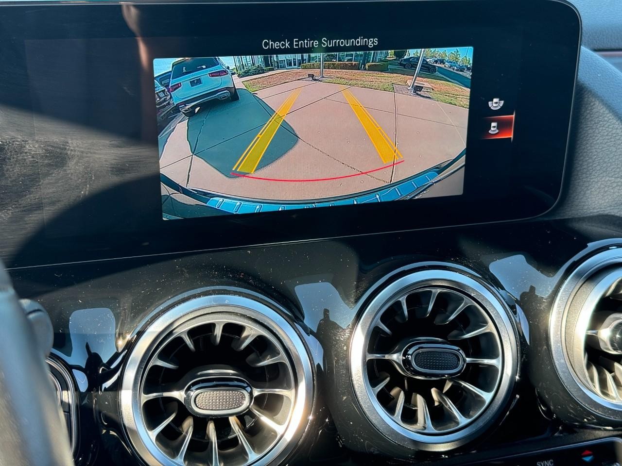 Mercedes-Benz GLA Vehicle Full-screen Gallery Image 35