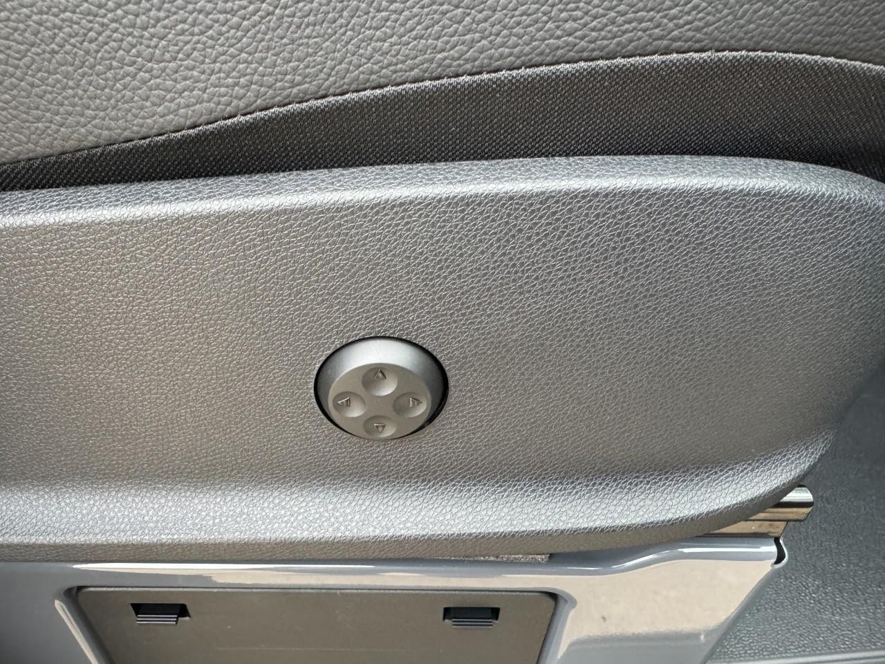 Mercedes-Benz Sprinter Cargo Van Vehicle Full-screen Gallery Image 19