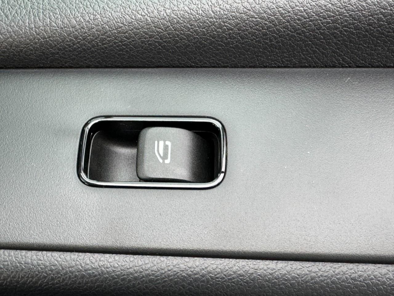 Mercedes-Benz Sprinter Cargo Van Vehicle Full-screen Gallery Image 20