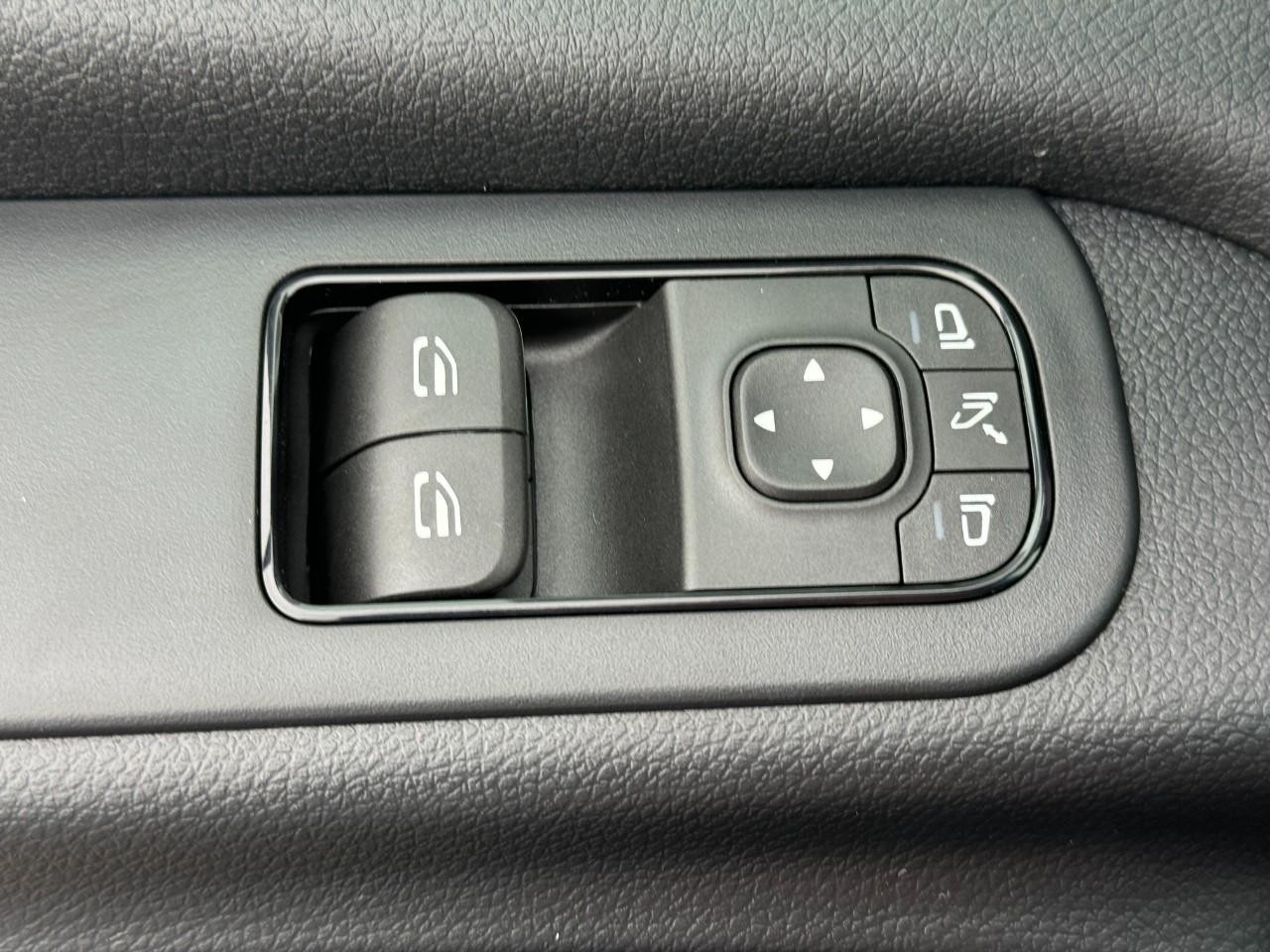 Mercedes-Benz Sprinter Cargo Van Vehicle Full-screen Gallery Image 22