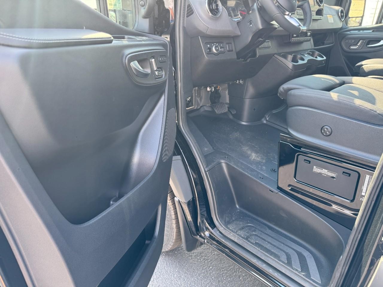 Mercedes-Benz Sprinter Passenger Van Vehicle Full-screen Gallery Image 10