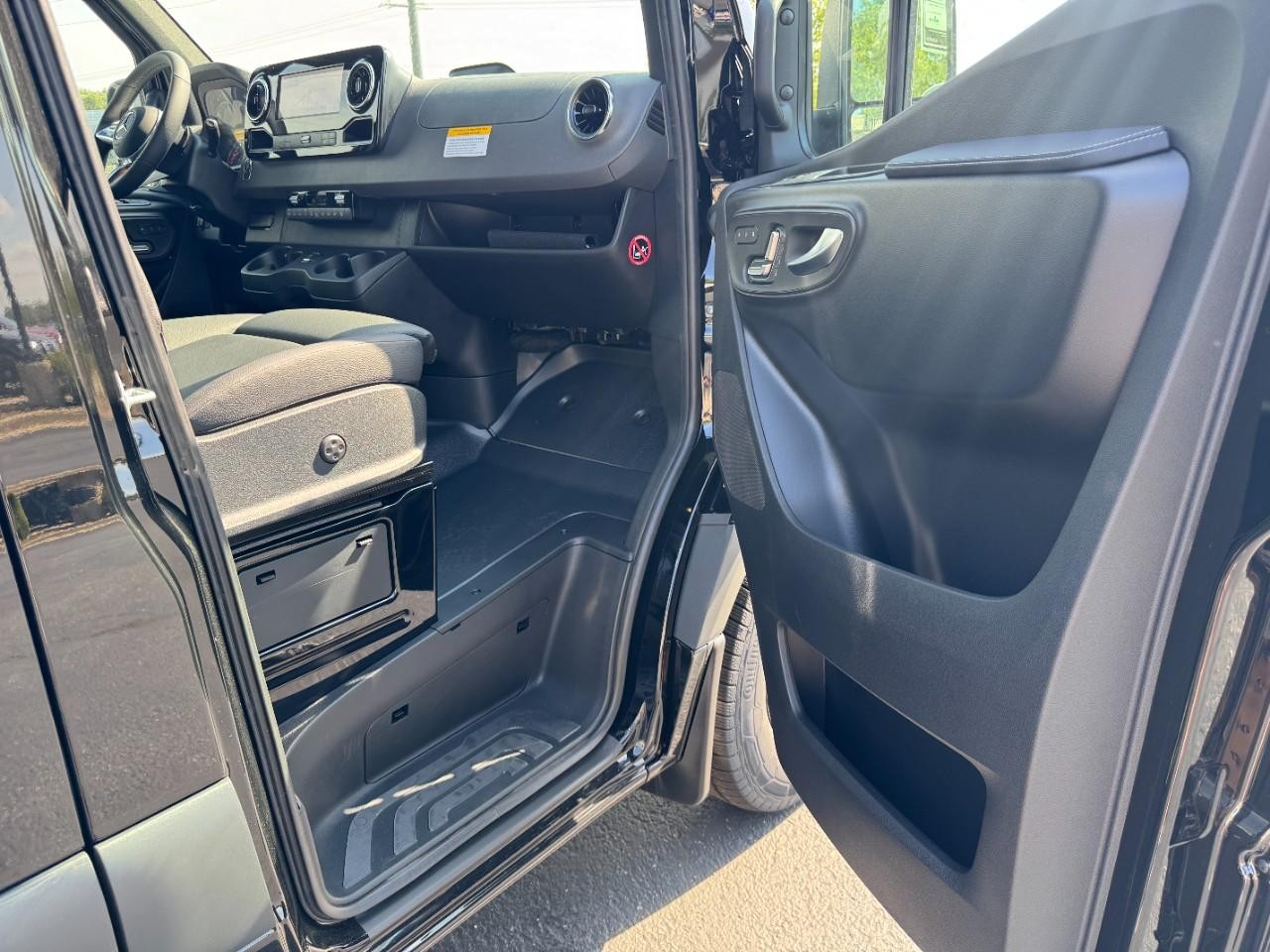 Mercedes-Benz Sprinter Passenger Van Vehicle Full-screen Gallery Image 21