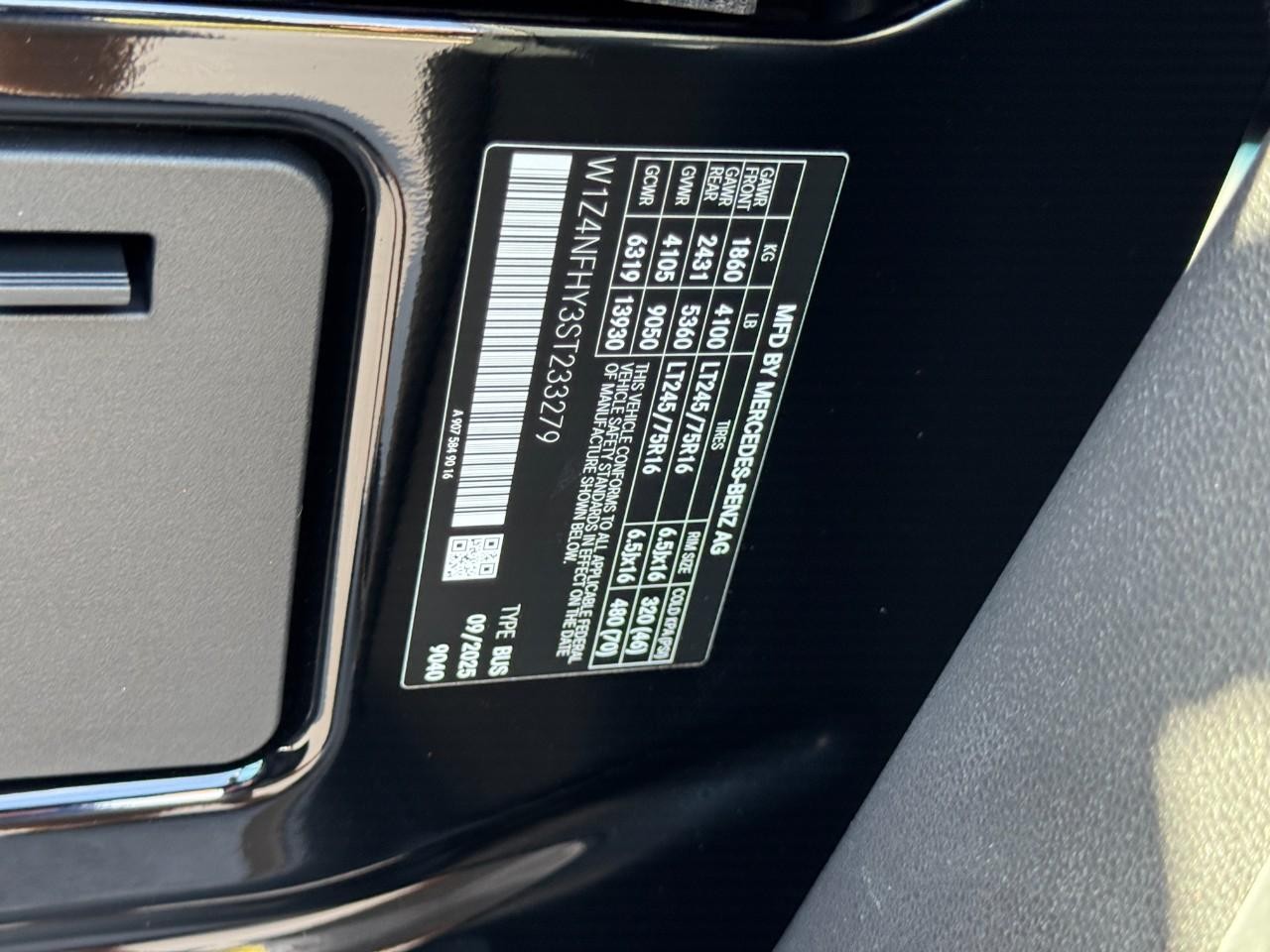 Mercedes-Benz Sprinter Passenger Van Vehicle Full-screen Gallery Image 22