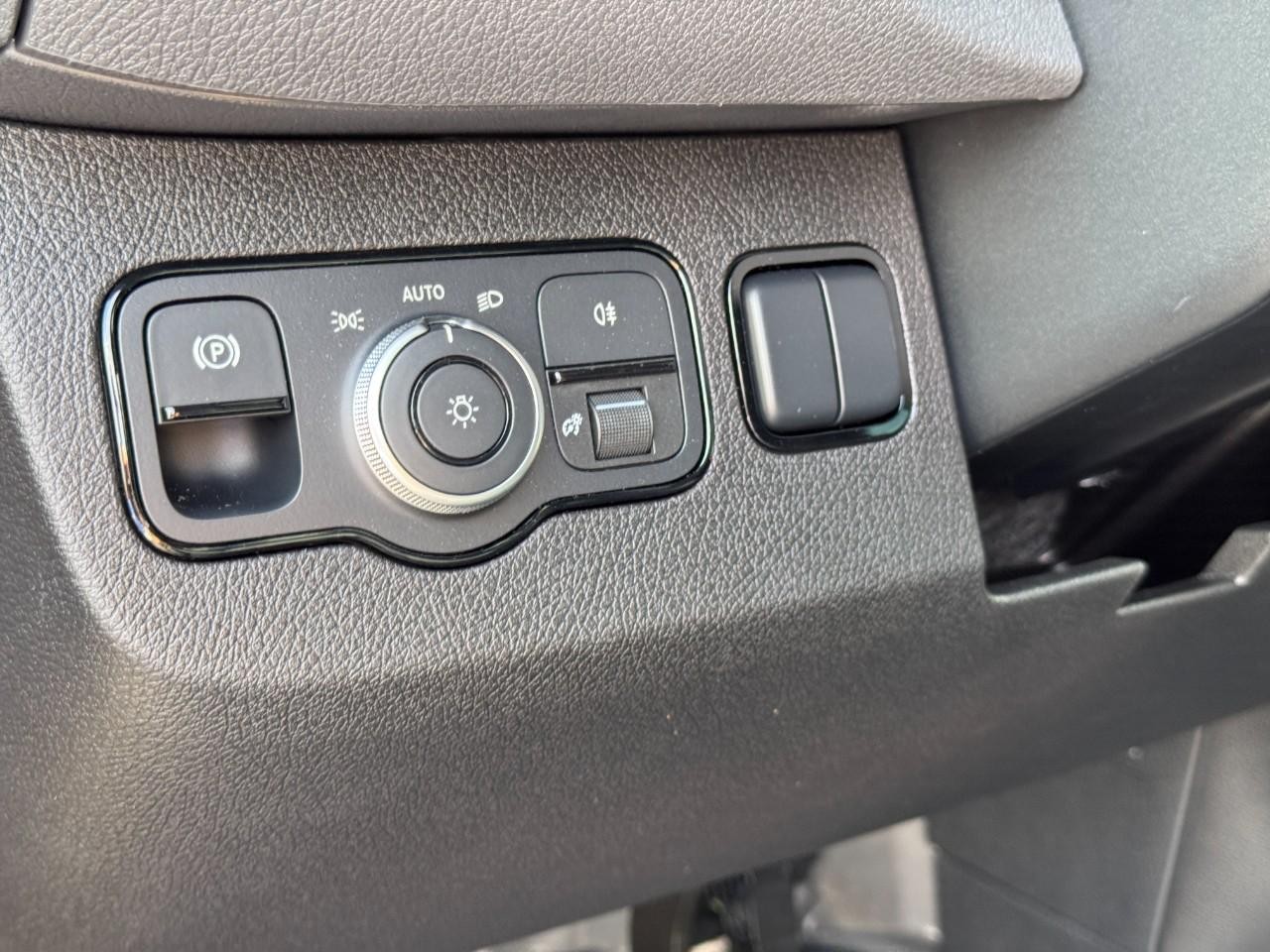 Mercedes-Benz Sprinter Passenger Van Vehicle Full-screen Gallery Image 24