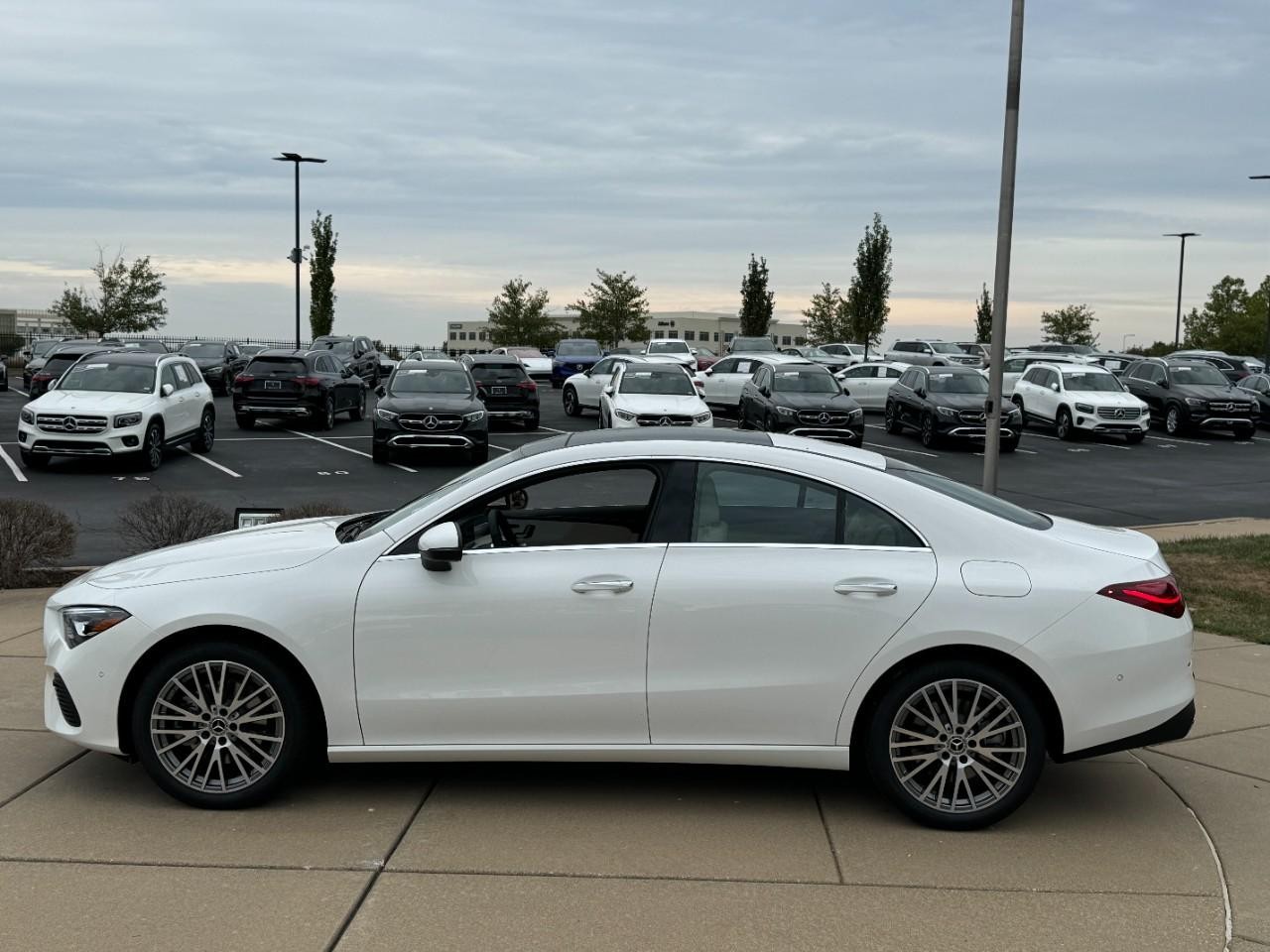 Mercedes-Benz CLA Vehicle Full-screen Gallery Image 2