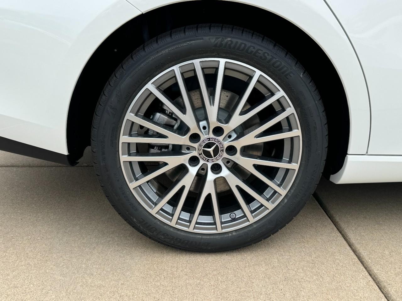 Mercedes-Benz CLA Vehicle Full-screen Gallery Image 5