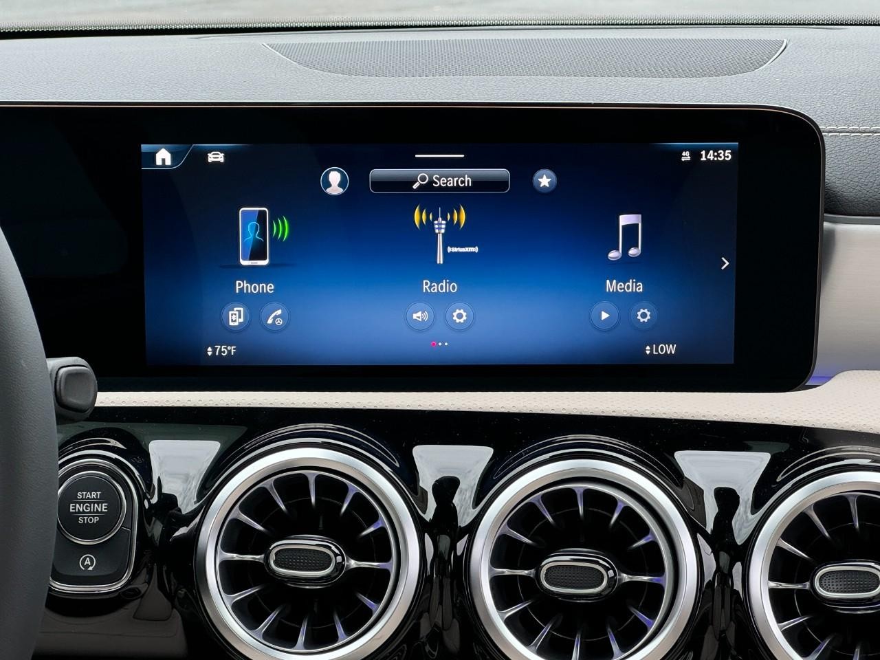 Mercedes-Benz CLA Vehicle Full-screen Gallery Image 14